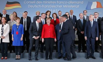 La canciller alemana, Angela Merkel; el presidente francés, Francois Hollande; el primer ministro francés, Manuel Valls, y el vicecanciller alemán y ministro de Economía, Sigmar Gabriel, durante la fotografía de familia antes del consejo de ministros franco-alemán celebrado en Metz (Francia).