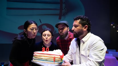 Paloma Chen, Lucía Carballal e Isaac Sánchez soplan por los 20 años del Premio Mandarache, junto al coordinador, Alberto Soler Soto.