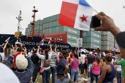 Panameños observan el buque Cosco Shipping Panamá durante el tránsito inaugural por la esclusa de Agua Clara en el Canal de Panamá ampliado.