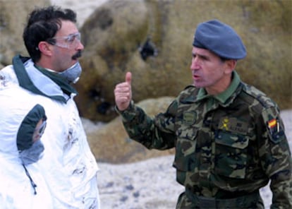 El General Jefe de la Brigada Aerotransportable Galicia 7 visita a sus tropas en la Playa de San Vicente de Mar.