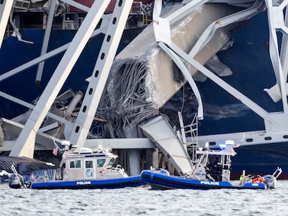 Detalle de uno de los pilares del puente Francis Scott Key arrancado tras el choque con el carguero, este martes en Baltimore. 