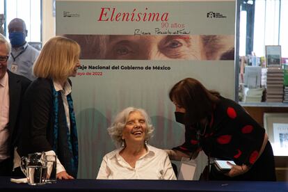 La escritora sentada frente a la librería del Palacio de Bellas Artes, donde estuvo saludando a los invitados y firmando uno que otro libro, luego del evento.