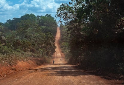 A recém criada aldeia Arado está na fronteira do território indígena com a rodovia Transamazônica, uma imensa rodovia transversal que começou a ser construída no final dos anos 60, durante a ditadura militar, para o unir o Brasil de este a oeste e colonizar a Amazônia. Enormes trechos, como os 35 quilômetros entre os municípios de Uruará e Medicilândia que fazem fronteira com as terras dos Arara, permanecem com terra batida e esburacados.