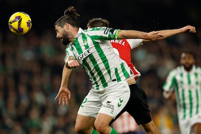 Isco y Gorosabel pelean un balón aéreo en el Betis-Athletic. 
