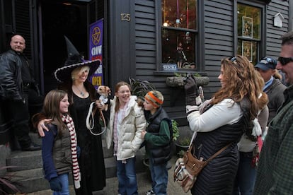 Unos visitantes se fotografían frente a la tienda Crow Haven Corner, en Salem (Massachusetts, Estados Unidos).  