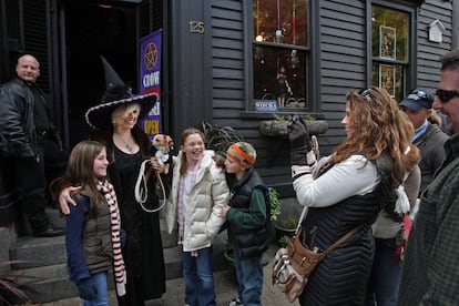 Unos visitantes se fotografían frente a la tienda Crow Haven Corner, en Salem (Massachusetts, Estados Unidos).