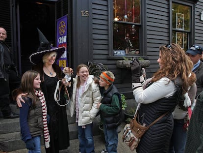 Unos visitantes se fotografían frente a la tienda Crow Haven Corner, en Salem (Massachusetts, Estados Unidos).  