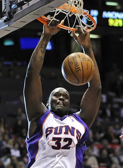 Shaquille O'Neal hace un mate ante New Jersey.