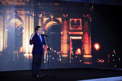 El alcalde de Madrid y portavoz nacional del PP, José Luis Martínez-Almeida, pronuncia un discurso durante la ceremonia del encendido de luces de la capital, este jueves en el Palacio de Cibeles de Madrid.