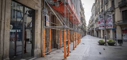 Edificio de viviendas en rehabilitación en Barcelona.