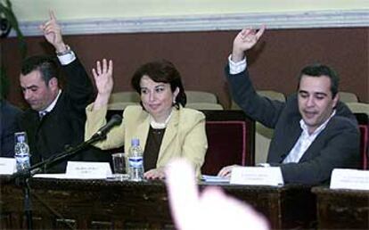 Rosa Díaz, entre Ignacio Mena y Manuel Reyna, durante la votación de ayer en el pleno de Estepona.