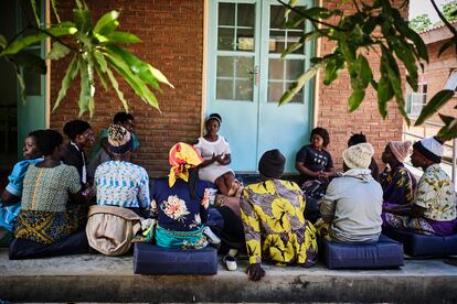 El alto número de mujeres de Malaui que abandonaban el tratamiento contra el cáncer de cuello uterino hizo necesario buscar estrategias para conseguir que lo concluyeran. En enero de 2021, se crearon los grupos de apoyo para pacientes en este hospital de Blantyre, al sur del país, donde las enfermas comparten experiencias personales relacionadas con el cáncer.