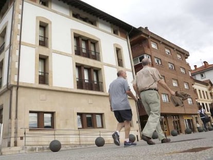 Fachada lateral del Ayuntamiento de la localidad guipuzcoana de Orio.