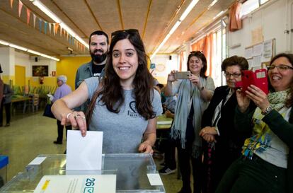 La candidata a l'alcaldia de Barcelona per la CUP-Capgirem Barcelona, Anna Saliente, vota al CEIP Mare Nostrum de Barcelona.