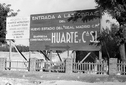 Reanudación de las obras del nuevo estadio del Real Madrid Club de Futbol en Chamartín en 1946.