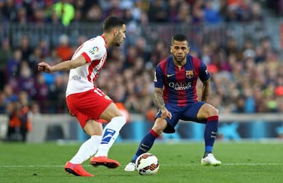 Dani Alves intenta frenar Méndez en el Barça-Almeria.