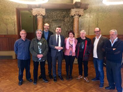 Carles Sala (esquerra), Jordi Sierra i Fabra, Manuel Forcano, Santi Vila, Blanca Busquets, Màrius Serra, Sebastià Alzamora i Rafel Nadal, a la seu de l'Institut Ramon Llull.