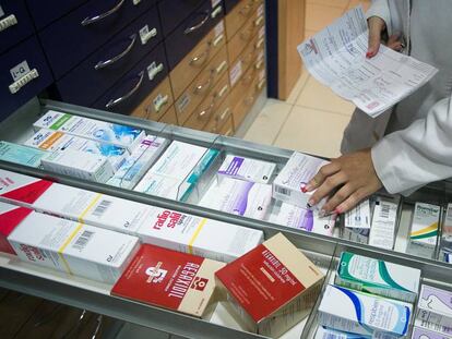 Una farmac&eacute;utica con una receta manual en 2015.