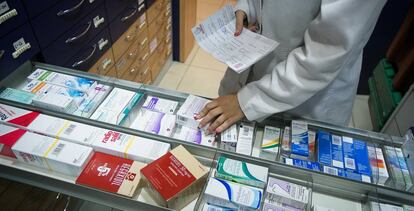 Una farmac&eacute;utica con una receta manual en 2015.