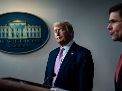 Donald Trump y Mark Esper, en una rueda de prensa en la Casa Blanca, en abril de 2020.