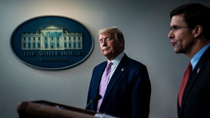 Donald Trump y Mark Esper, en una rueda de prensa en la Casa Blanca, en abril.