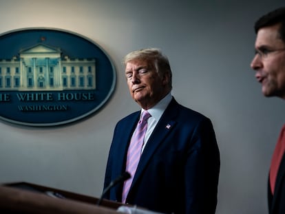 Donald Trump y Mark Esper, en una rueda de prensa en la Casa Blanca, en abril.