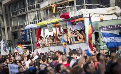 La rúa para celebrar el día del orgullo gay llenó ayer de turistas la avenida del Paral·lel de Barcelona.