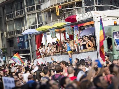 La rúa para celebrar el día del orgullo gay llenó ayer de turistas la avenida del Paral·lel de Barcelona.