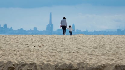 Una madre y su hija pasean en la playa de El Masnou cerca de Barcelona.