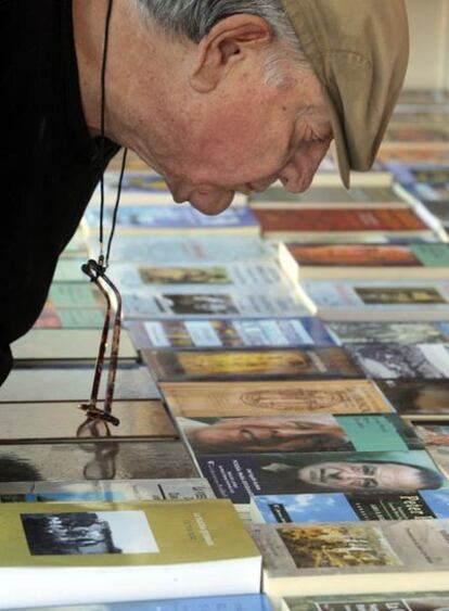 Un visitante en la Feria del Libro de Madrid ojeaba ayer  títulos.