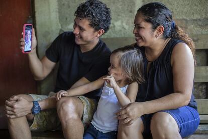 A comienzos de 2020, los progresos de Rouss eran el orgullo de la familia y sus terapeutas. Pero en marzo, la pandemia de la covid-19 sacudió Nicaragua, aislando a las familias. Gracias al apoyo de Unicef y el empeño de los especialistas, lograron mantener el vínculo en un formato remoto con 164 menores: las familias les envían videos con los progresos o desafíos de sus hijos, se establecen citas telefónicas y se intercambian consultas e indicaciones a menudo.