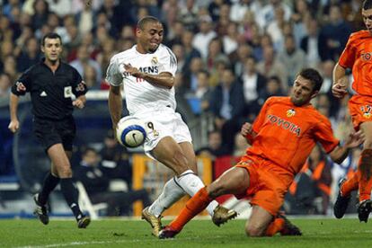 Marchena impide uno de los remates de Ronaldo.