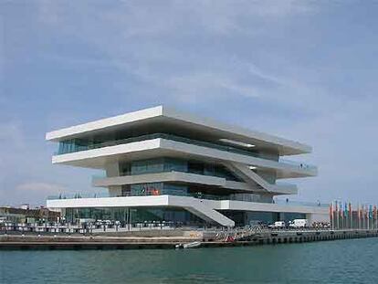 El Foredeck, edificio central de la Copa América en el nuevo puerto deportivo de Valencia, proyectado por David Chipperfield y b720.