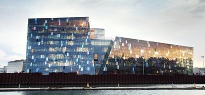 El Auditorio y Centro de Conferencias de Reikiavik, Harpa, diseñado por los estudios Henning Larsen.