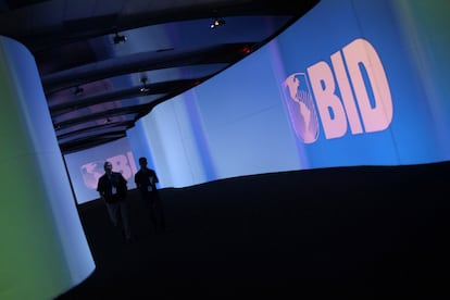 Una pantalla con el logo del Banco Interamericano de Desarrollo (BID), durante una convención en Ciudad de Panamá.