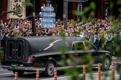 Una multitud se congregó este martes en Tokio al paso de la comitiva fúnebre del exprimer ministro Shinzo Abe, asesinado el pasado viernes.