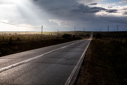 Carretera CL-517 entre Cerralbo y Lumbrales, Salamanca, después de una tormenta.