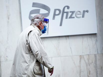 Un hombre camina frente a la sede de Pfizer en Nueva York.