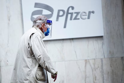 Un hombre camina frente a la sede de Pfizer en Nueva York