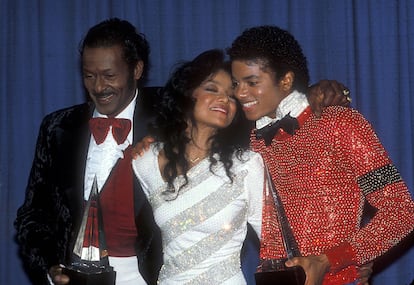 Michael y LaToya Jackson.

“Debo confesar que esto es muy difícil para mí, porque Michael es mi hermano y le amo profundamente, pero no puedo y no quiero ser una colaboradora silenciosa de sus crímenes contra niños pequeños e inocentes”, dijo LaToya Jackson, hermana del cantante, en una rueda de prensa en Tel Aviv (Israel), organizada por Jack Gordon, marido y mánager de la artista por aquel entonces. Era 8 de diciembre de 1993. LaToya se posicionó entonces públicamente contra su hermano.

A principios de aquel verano, un hombre llamado Evan Chandler había acusado al Rey del pop de abusar sexualmente de Jordan, su hijo de 13 años. El caso, que concentró la atención de los medios de comunicación de todo el mundo e hizo que el artista terminase cancelando su gira tras el escándalo, se cerró con un acuerdo financiero entre ambas partes por la astronómica cifra de 23 millones de dólares en 1994. Tras la repentina muerte de Michael Jackson en 2009, Jordan Chandler admitió haber mentido junto a su padre por razones económicas. Evan Chandler se suicidó meses más tarde del fallecimiento del artista.

“Y si me quedo callada, solo alimentaría la culpa y la humillación que esos niños sienten ahora”, continuaba La Toya en sus declaraciones del año 93, alegando que había visto cheques extendidos “de grandes sumas de dinero” por Michael Jackson a los padres de “aquellos niños”. Por aquel entonces, ya no tenía relación con su familia desde 1992. Katherine Jackson, madre de La Toya y Michael, respondió a estas acusaciones diciendo que su hija “hacía dinero con las mentiras” y que probablemente le hubieran pagado para verter aquellas acusaciones sobre su hijo Michael.