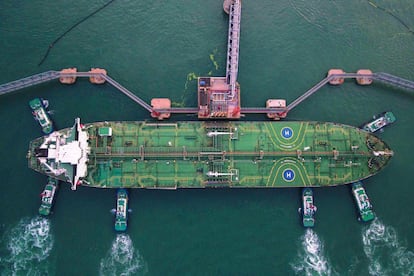 Remolcadores que atracan un petrolero en el puerto de Qingdao (China), el 4 de agosto de 2019. Las exportaciones de China superaron las expectativas de aumento en julio, mientras que sus importaciones continuaron reduciéndose, de acuerdo con datos oficiales del 8 de agosto.