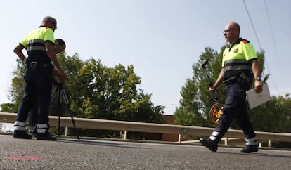 Imagen de archivo de dos Mossos d'Esquadra, en el escenario de un atropello mortal de un ciclista en Montbrió.