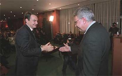 José Luis Rodríguez Zapatero y Felipe González se saludan al inicio de la conferencia en el Club Siglo XXI.