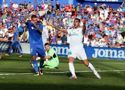 El lateral izquierdo del Real Madrid, Theo Hernández protesta una acción al colegiado.
