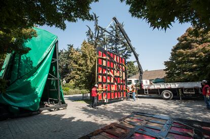 Workers at the Museum of Fashion in Santiago work on the gates after their arrival in Chile. 