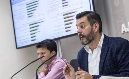 El concejal Carlos Galiana durante la presentación del Infobarómetro de septiembre. 