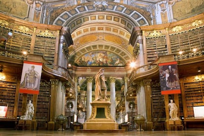 Abrió en 1723 como biblioteca imperial y hoy es la mayor y, probablemente, la más espectacular de Austria. Mármol y madera, esculturas, columnas y cúpulas cubiertas de frescos. La Biblioteca Nacional, en Viena, celebra durante 2018 su 650º aniversario, mostrando diversos tesoros que solo expone en las ocasiones especiales, como el manuscrito original del Réquiem de Mozart, de 1791; la biblia de Gutemberg de 1.286 páginas, de 1454 o el evangeliario de Juan de Troppau. Las exhibiciones tienen lugar en la Sala de Gala, una joya barroca del XVIII que alberga más de 200.000 tomos y cuatro globos terráqueos venecianos de más de un metro de diámetro. onb.ac.at/en