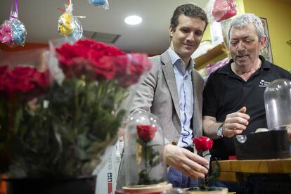 El presidente del PP, Pablo Casado, conversa con el propietario de un puesto de flores durante su visita al mercado del popular barrio de Triana en Sevilla, el 16 de noviembre de 2018.