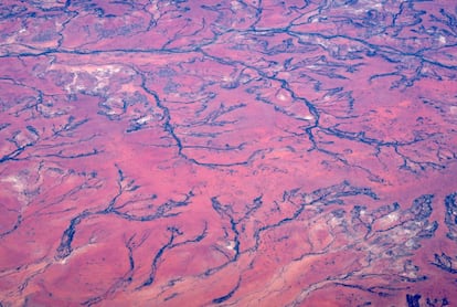 En la imagen, vista aérea de ríos y arroyos secos en el interior de Queensland, cerca de la ciudad de Mount Isa, Australia.