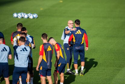 Luis de la Fuente durante el entrenamiento de la selección masculina, este lunes.


